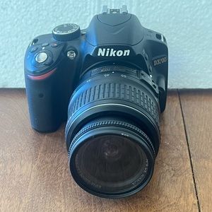 Nikon d3200 with 2 batteries and Nikon AF 18-55mm 1: 3.5 - 5.6 Lens